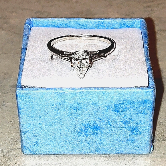 14K WHITE GOLD 2/3 CT PEAR SHAPED & BAGUETTES DIAMOND ENGAGEMENT RING VINTAGE - Picture 6 of 16
